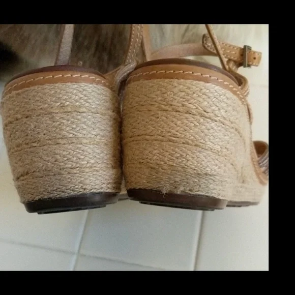 👇🏻$Reduced to lowest price. Cute neutral Clarks Artisan wedge sandals. - Picture 5 of 5